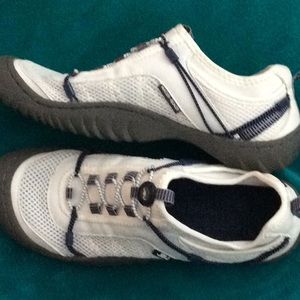 Sports shoes